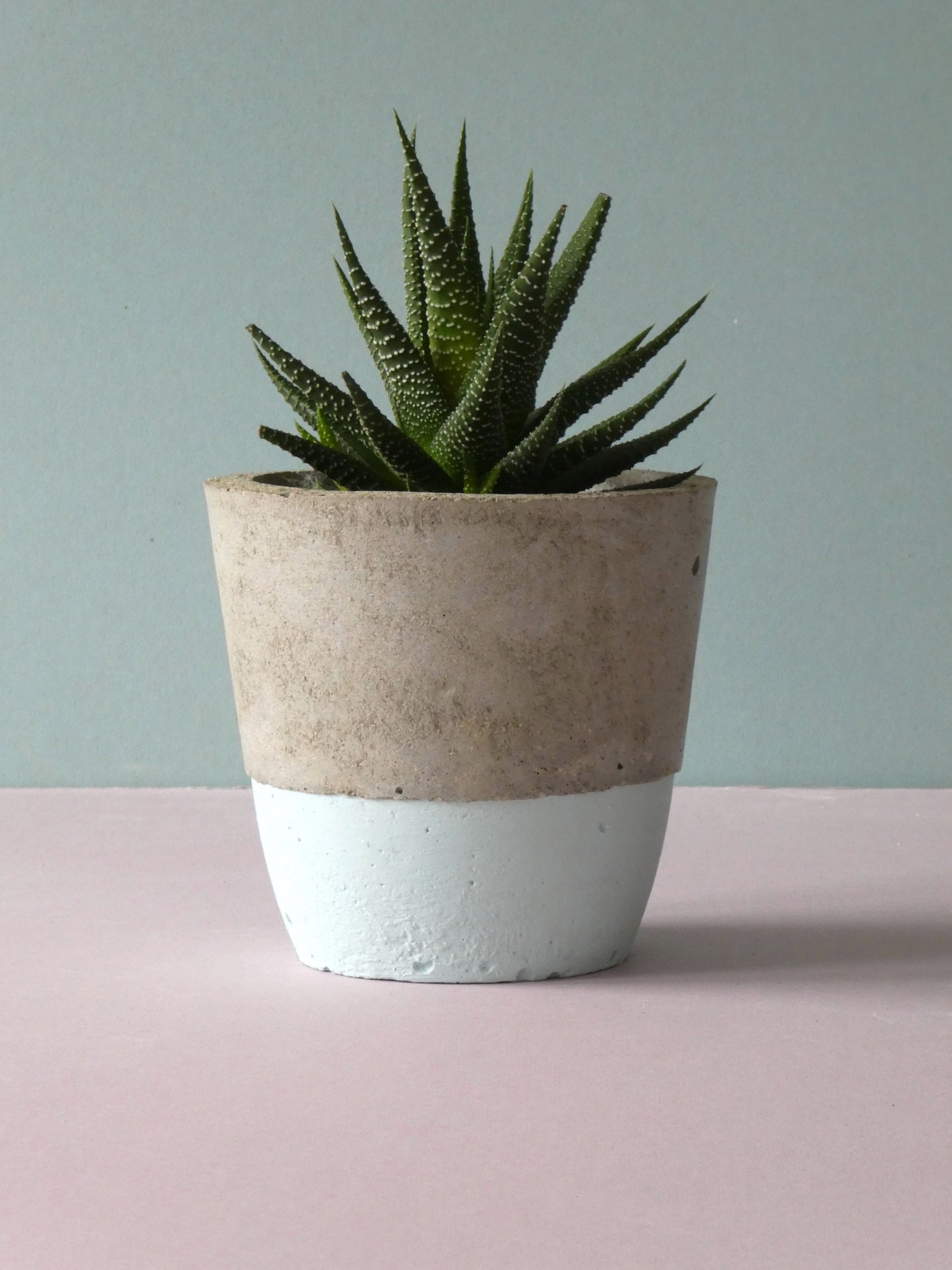 Handcrafted concrete por with colour